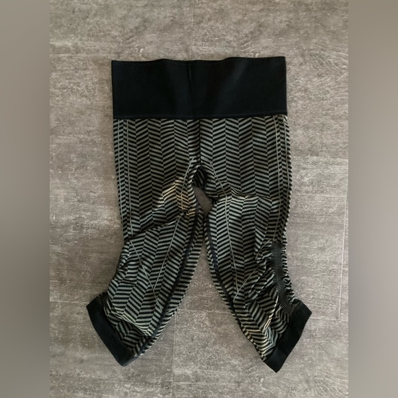 Lululemon In The Flow Crop - Size 6 - Picture 2 of 5